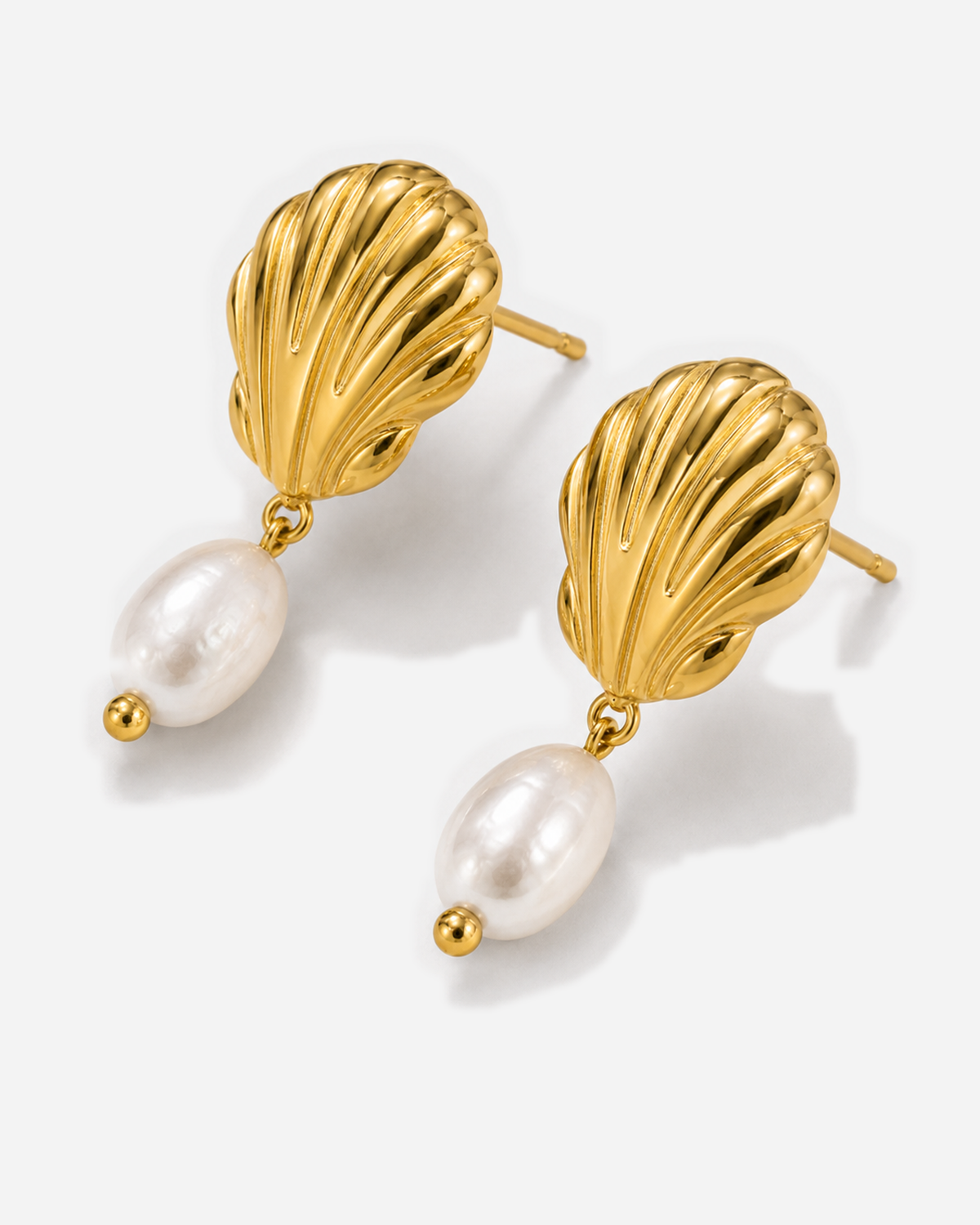 Helmi Pearl Shell Earrings — 18K Gold — product macro detail