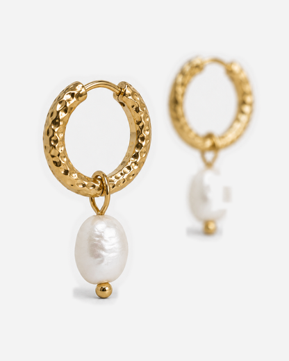 Elowen Hammered Pearl Hoop Earrings — product macro detail
