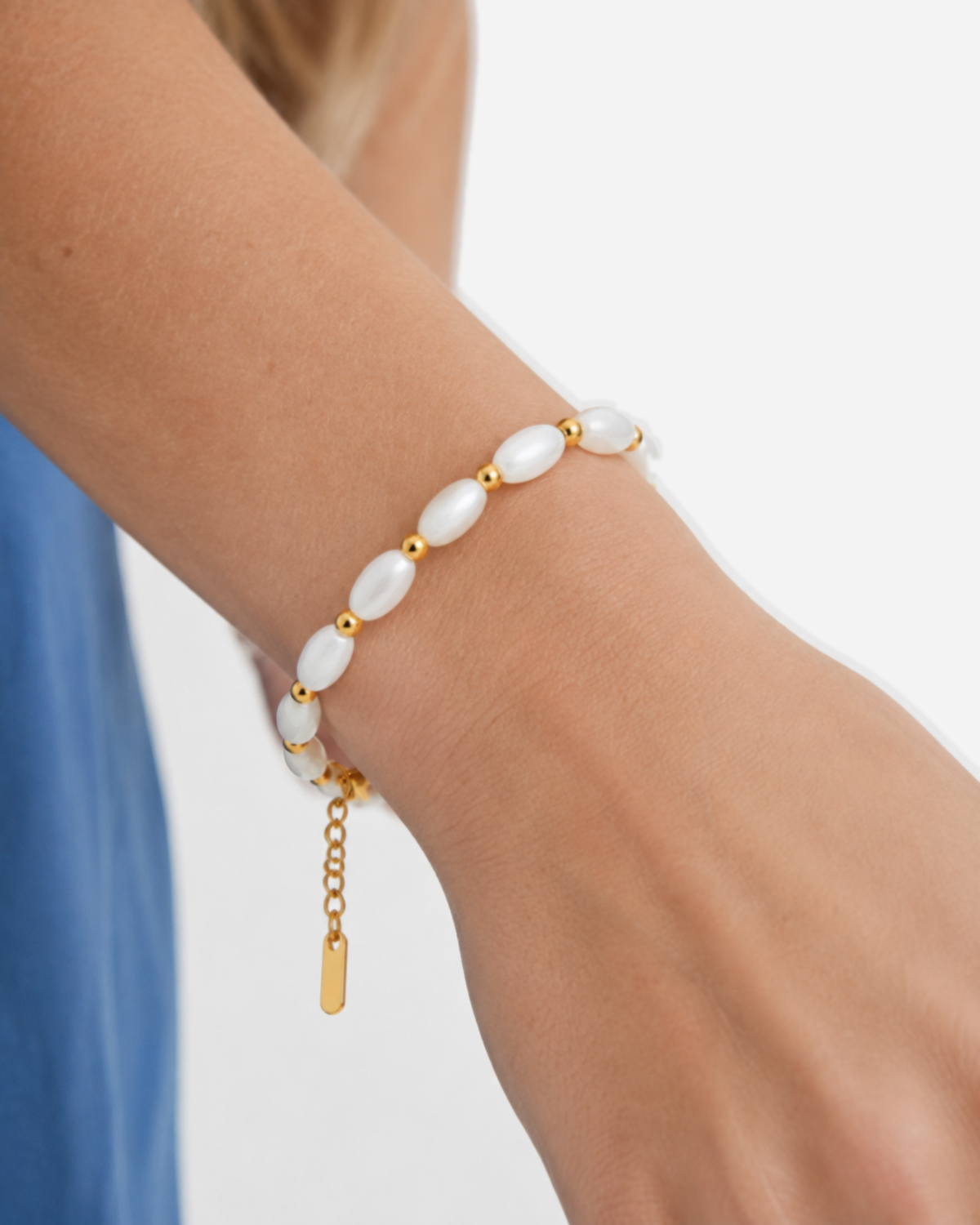 Niley Shell Bracelet — 08 — Gold — shell-coral/ivory outfit — on-wrist macro