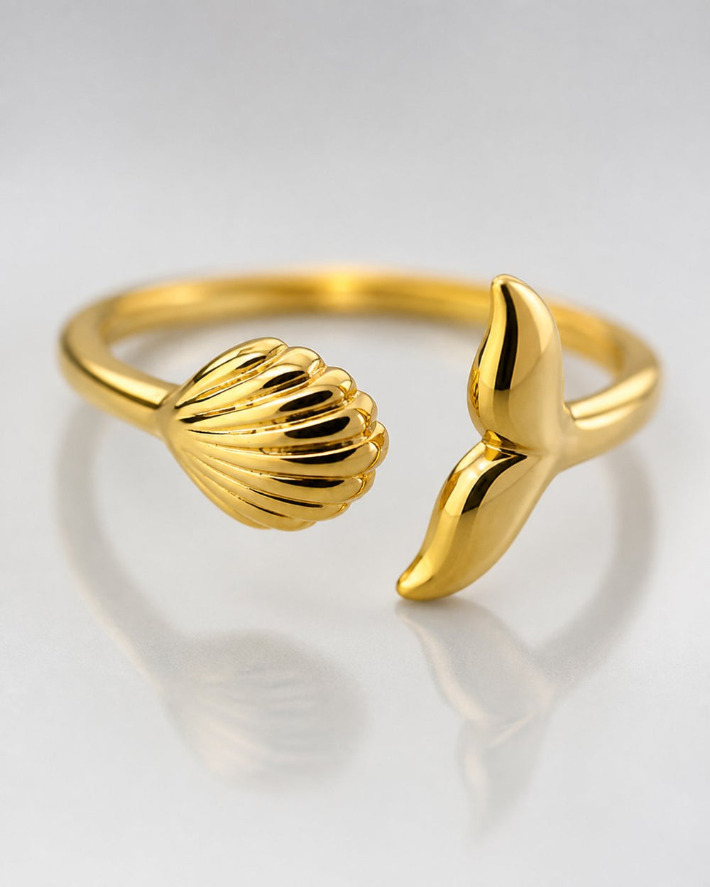 Horizon Adjustable Ring — Gold shell and whale-tail macro