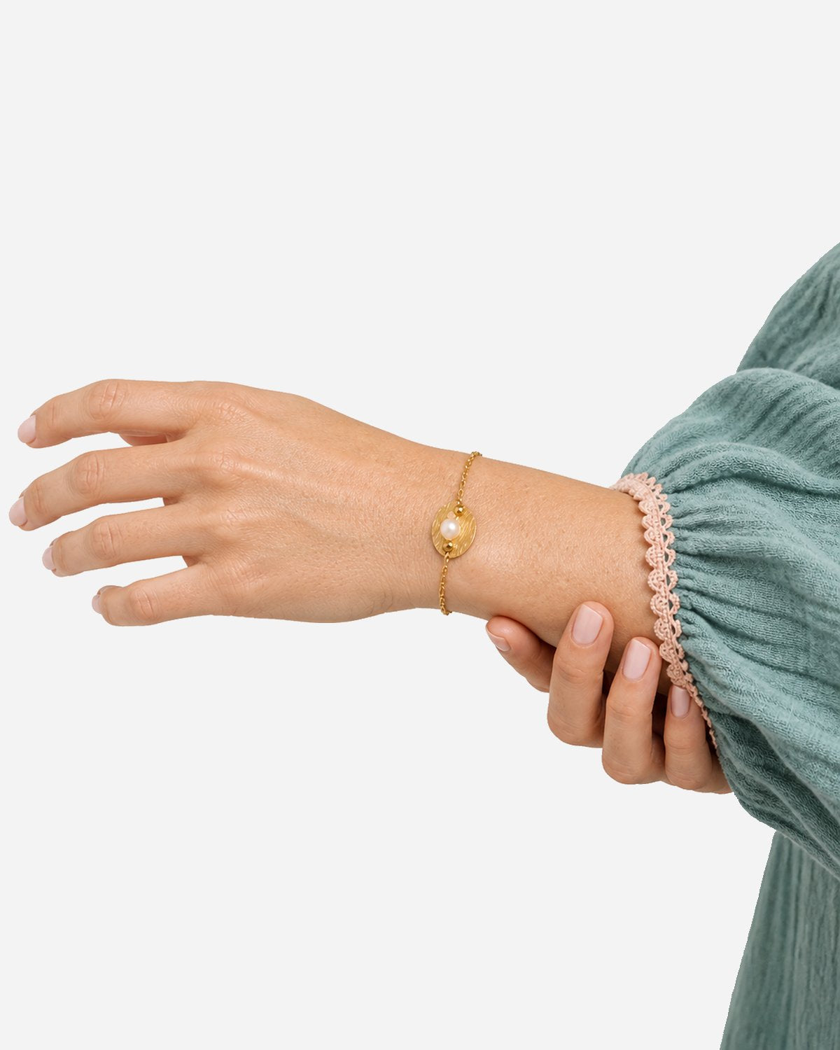 Rita Pearl Bracelet — Gold alternate model view